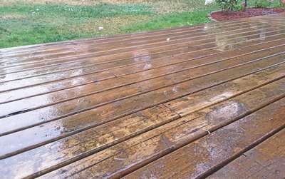 terrasse en bois sous la pluie